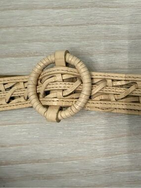 Woven Round-Buckle Women's Belt in Beige